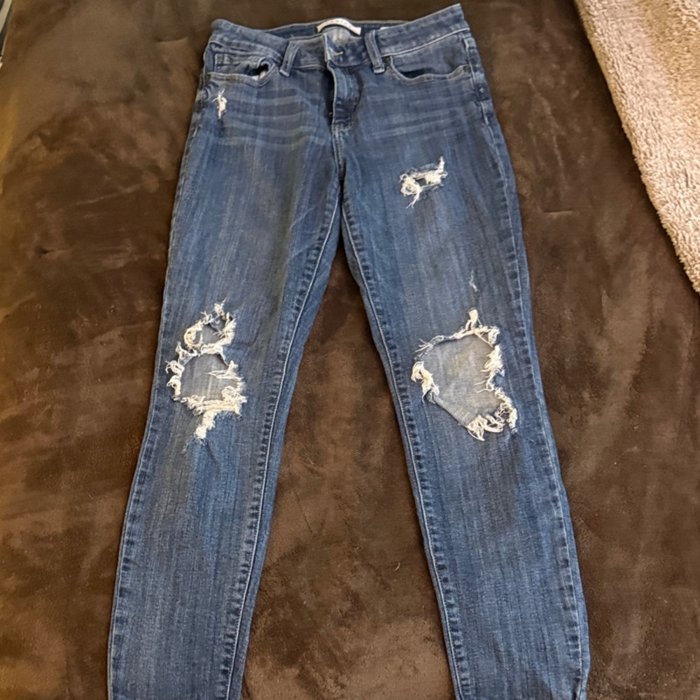 Eunina Distressed Ankle Jeans in Blue